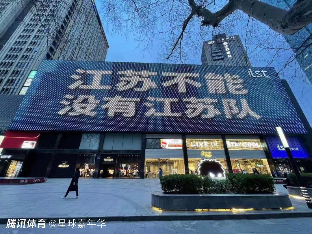 正如海报上的“放手一搏”字样，相信这个“赌神”新番故事将为观众带来全新的感受和能量！预告展现质感场景与激烈动作戏发哥主动示范如何狠狠扇自己耳光《别叫我“赌神”》不但有颠覆，更有情怀